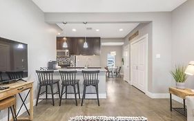 Cozy 2 Bed Townhome Near The Hospital